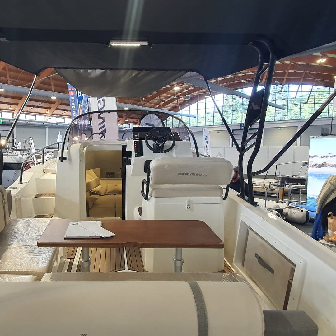 Cockpit der Mingolla Brava 28 WA mit Helm, Tisch und Sitzgruppe