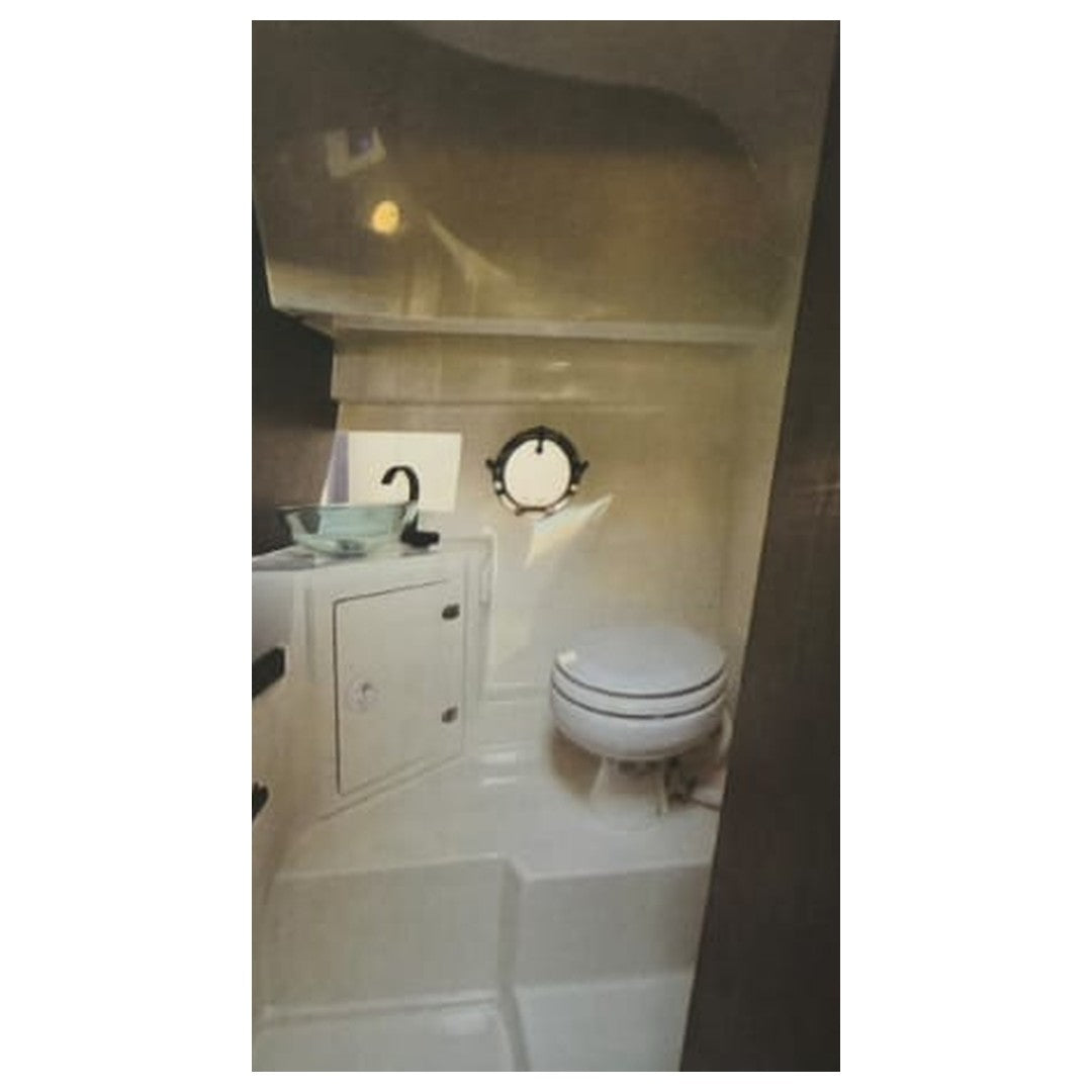 Bad mit WC, Waschbecken und Bullauge in der Mingolla Brava 28 WA