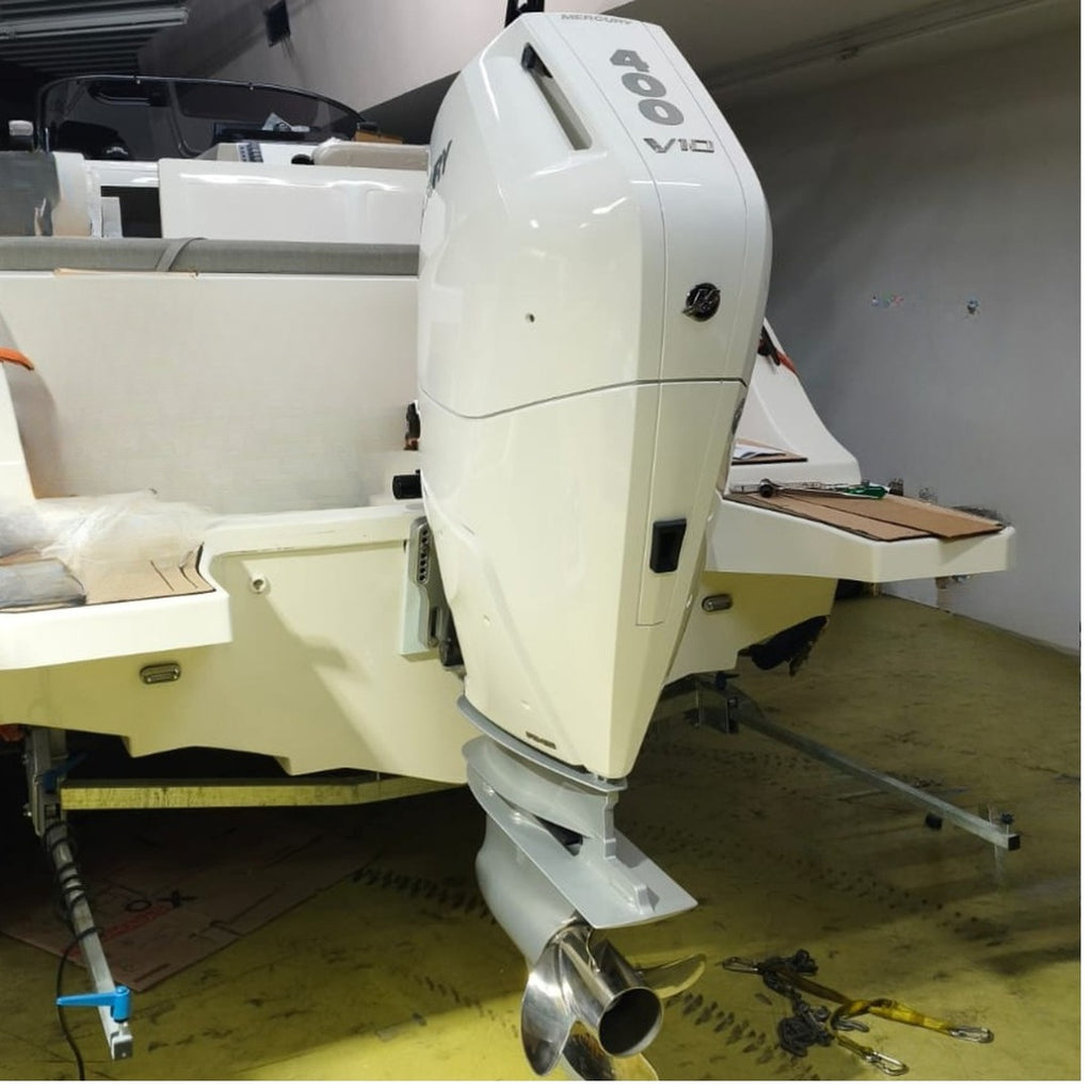 Mercury V10 400 PS Verado in Cold Fusion White am Heck der Mingolla Brava 28 WA
